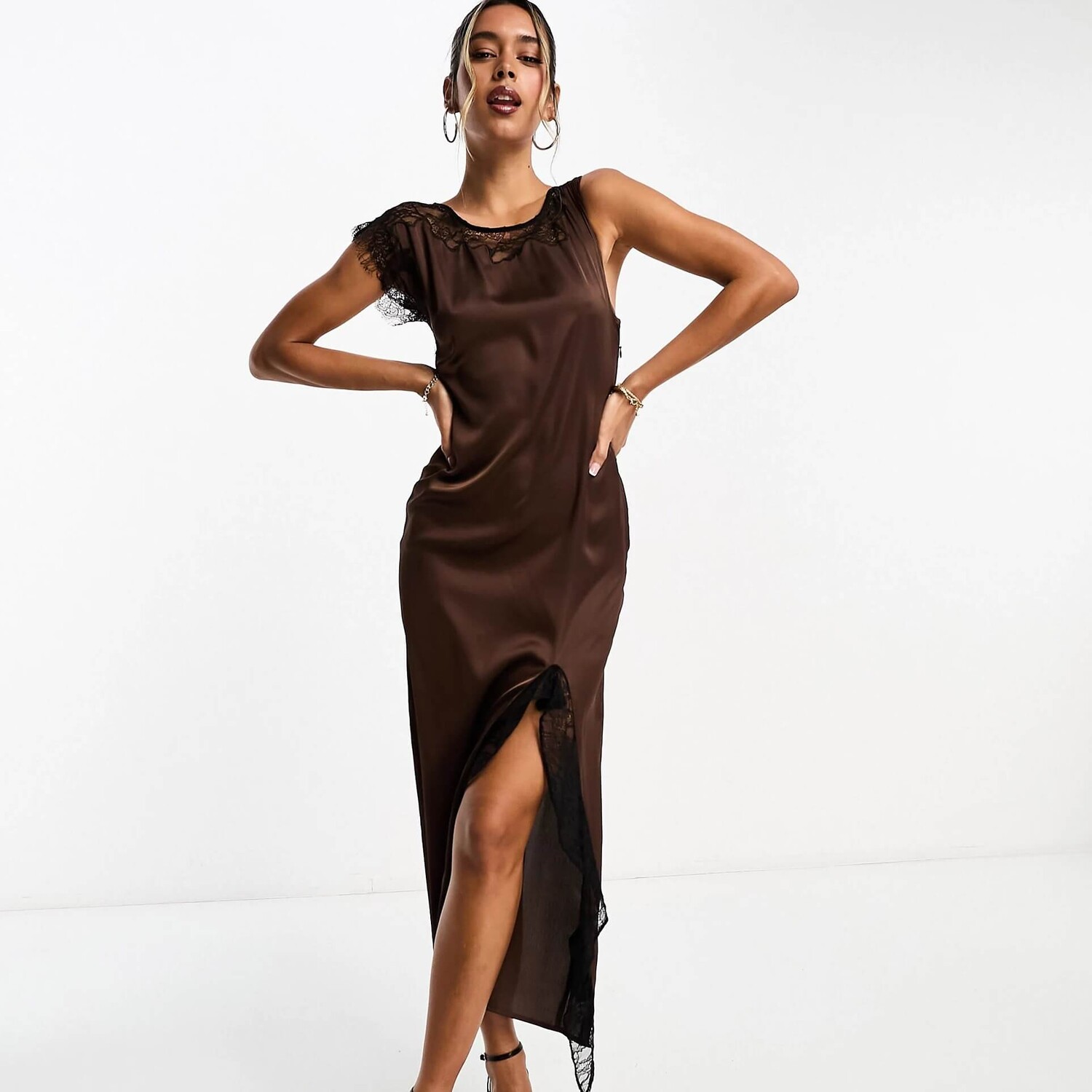 

Платье Asos Design One Shoulder Satin Midaxi With Contrast Lace Inserts, коричневый