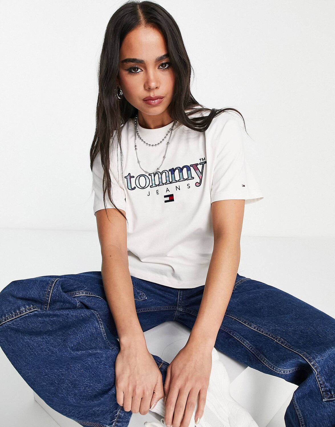 

Белая футболка в шотландскую клетку с логотипом Tommy Jeans