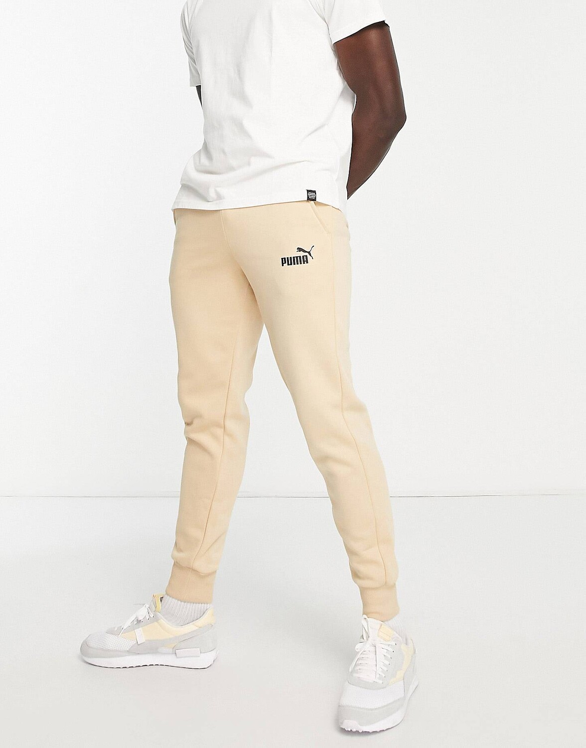 

Бежевые джоггеры с небольшим логотипом Puma Essentials