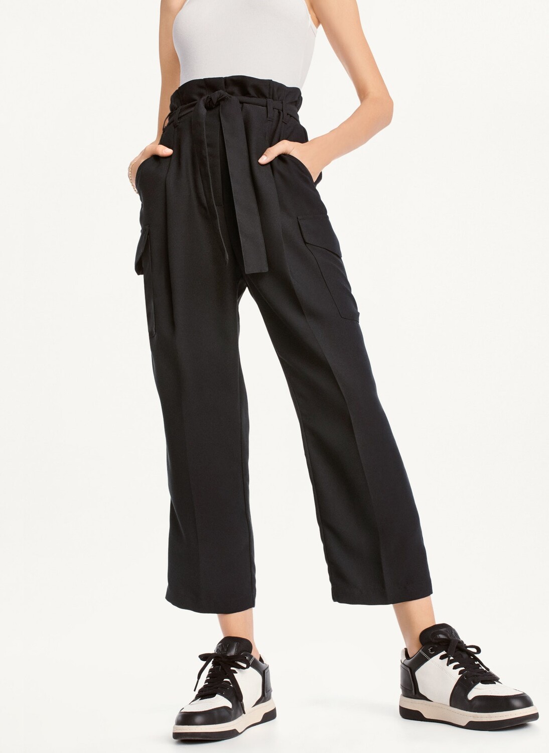 

Брюки зауженные с высокой талией и завязками DKNY