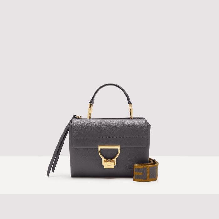 

Сумочка из зернистой кожи Coccinelle ARLETTIS SIGNATURE SMALL, сланец