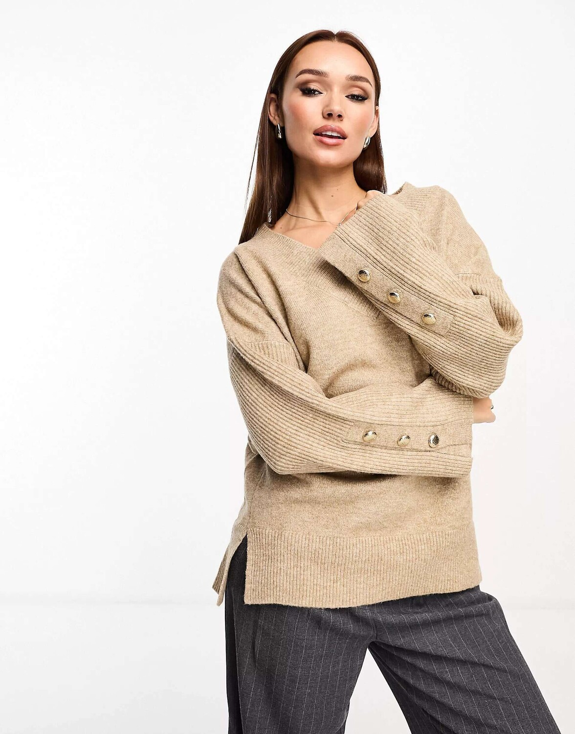 

Бежевый джемпер с v-образным вырезом River Island