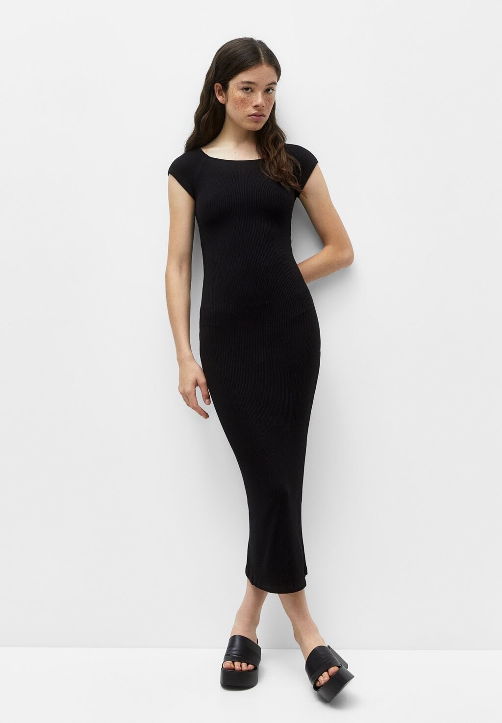 

Длинное платье PULL&BEAR, черный