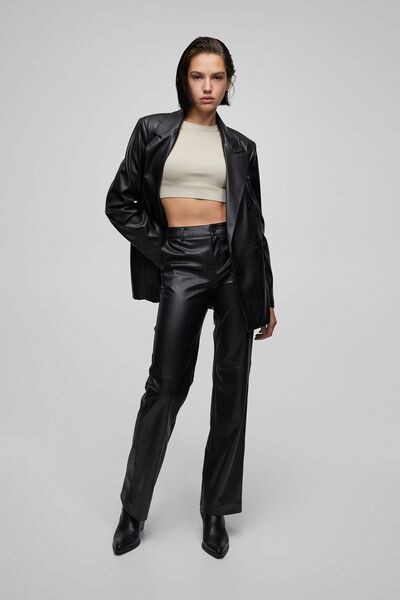 

Брюки прямого кроя из искусственной кожи PULL&BEAR
