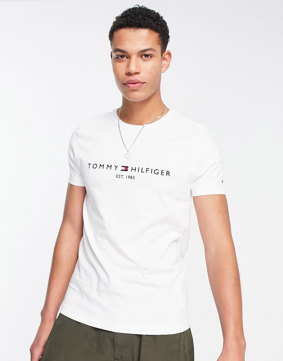 

Белая футболка с вышитым логотипом Tommy Hilfiger