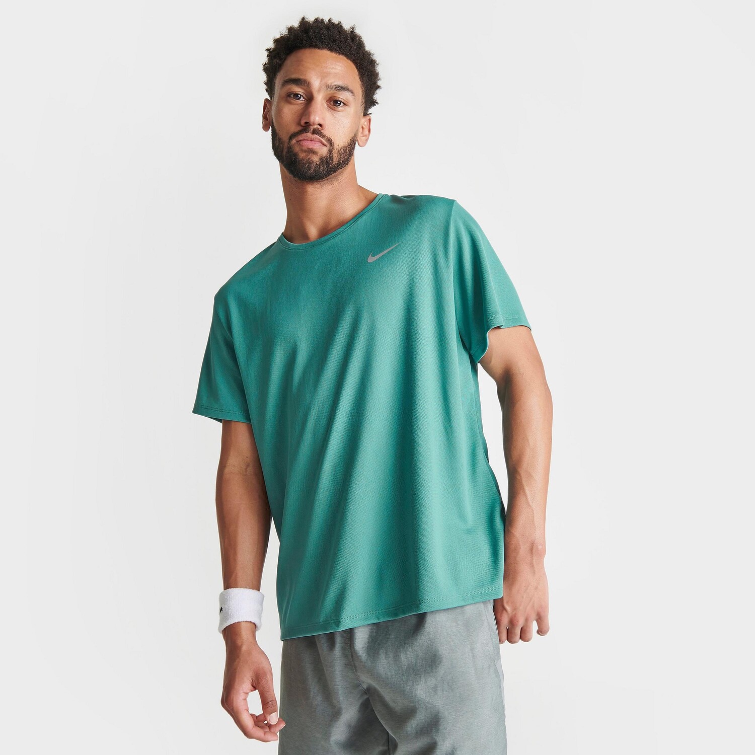 

Мужская беговая футболка с короткими рукавами Nike Dri-FIT UV Miler, зеленый