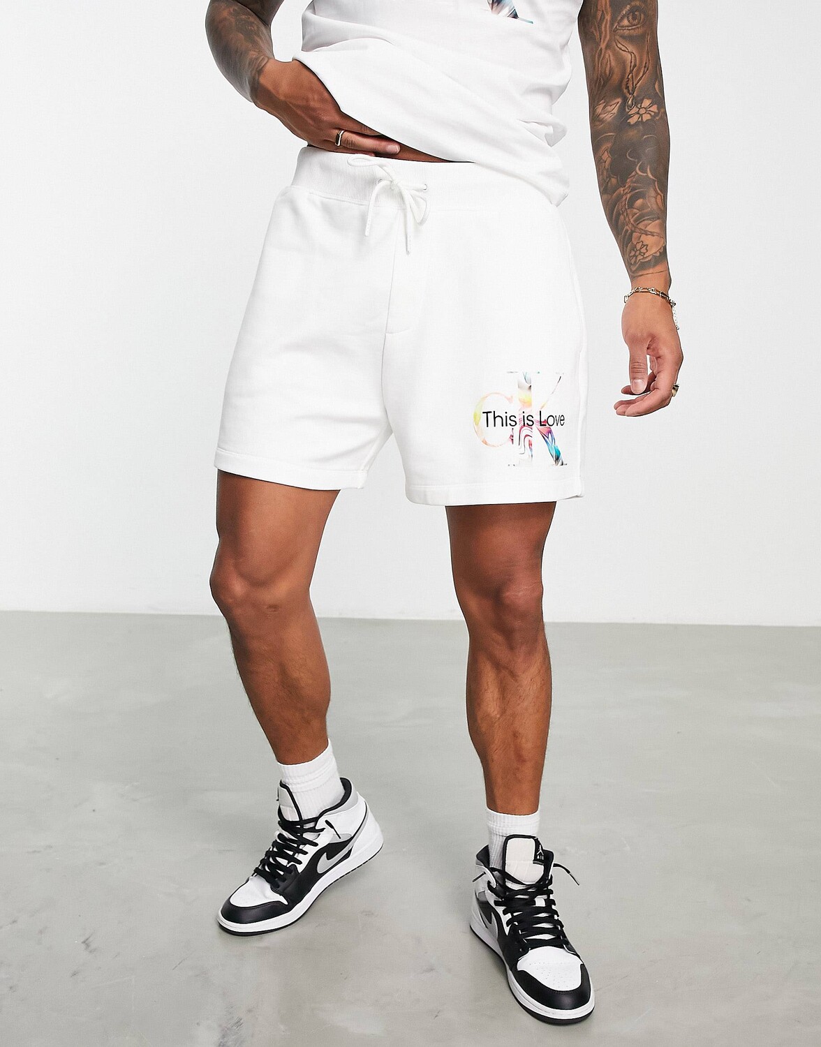 

Белые шорты с монограммой Calvin Klein Jeans Pride Capsule