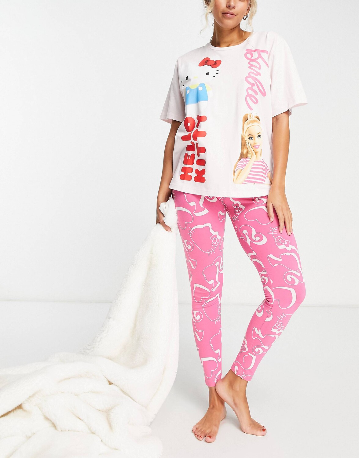 

Розовая объемная футболка и пижама с леггинсами ASOS DESIGN Barbie x Hello Kitty