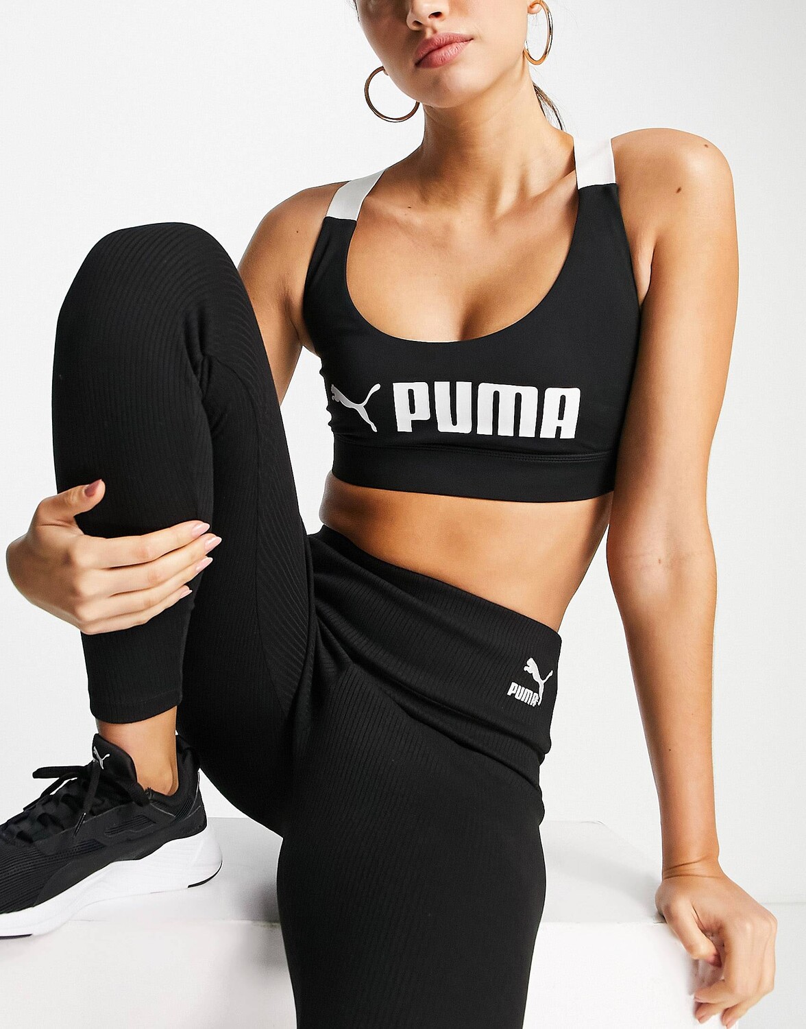 

Черный спортивный бюстгальтер со средней поддержкой Puma Training Fit с цветными блоками