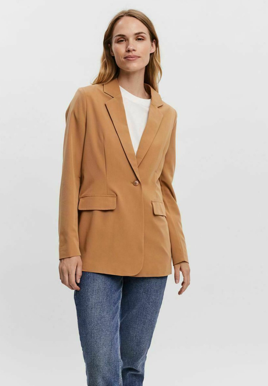 Пальто короткое Vero Moda приталенное, коричневый пальто короткое vero moda curve с узором коричневый