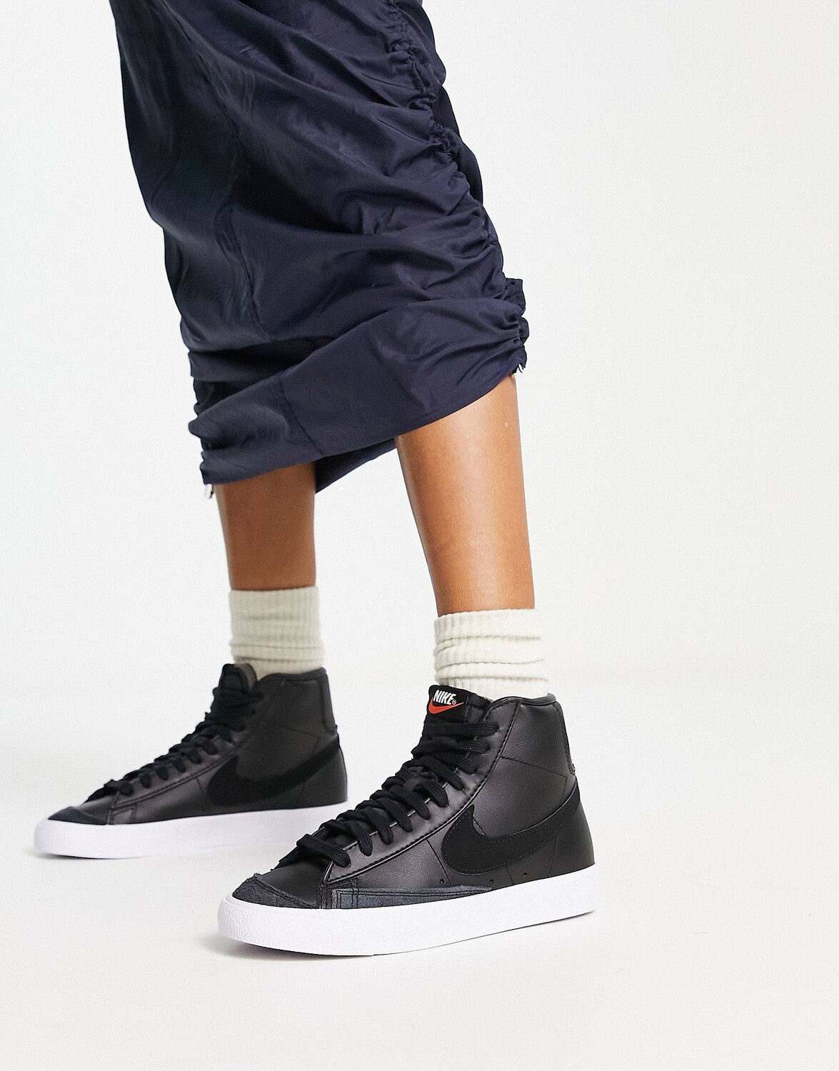 

Черные кроссовки Nike Blazer Mid '77