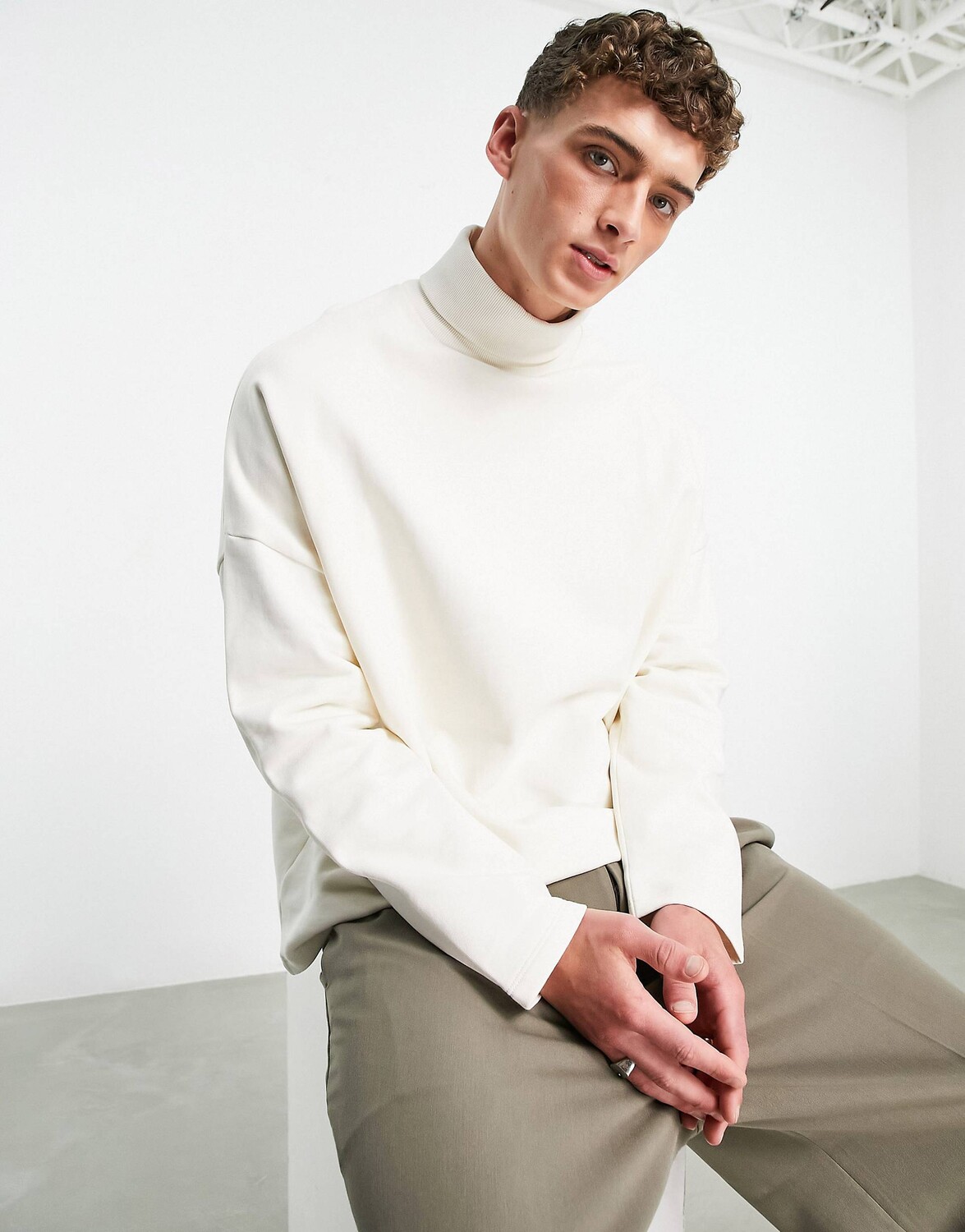 

Белая толстовка с высоким воротником в стиле оверсайз ASOS DESIGN