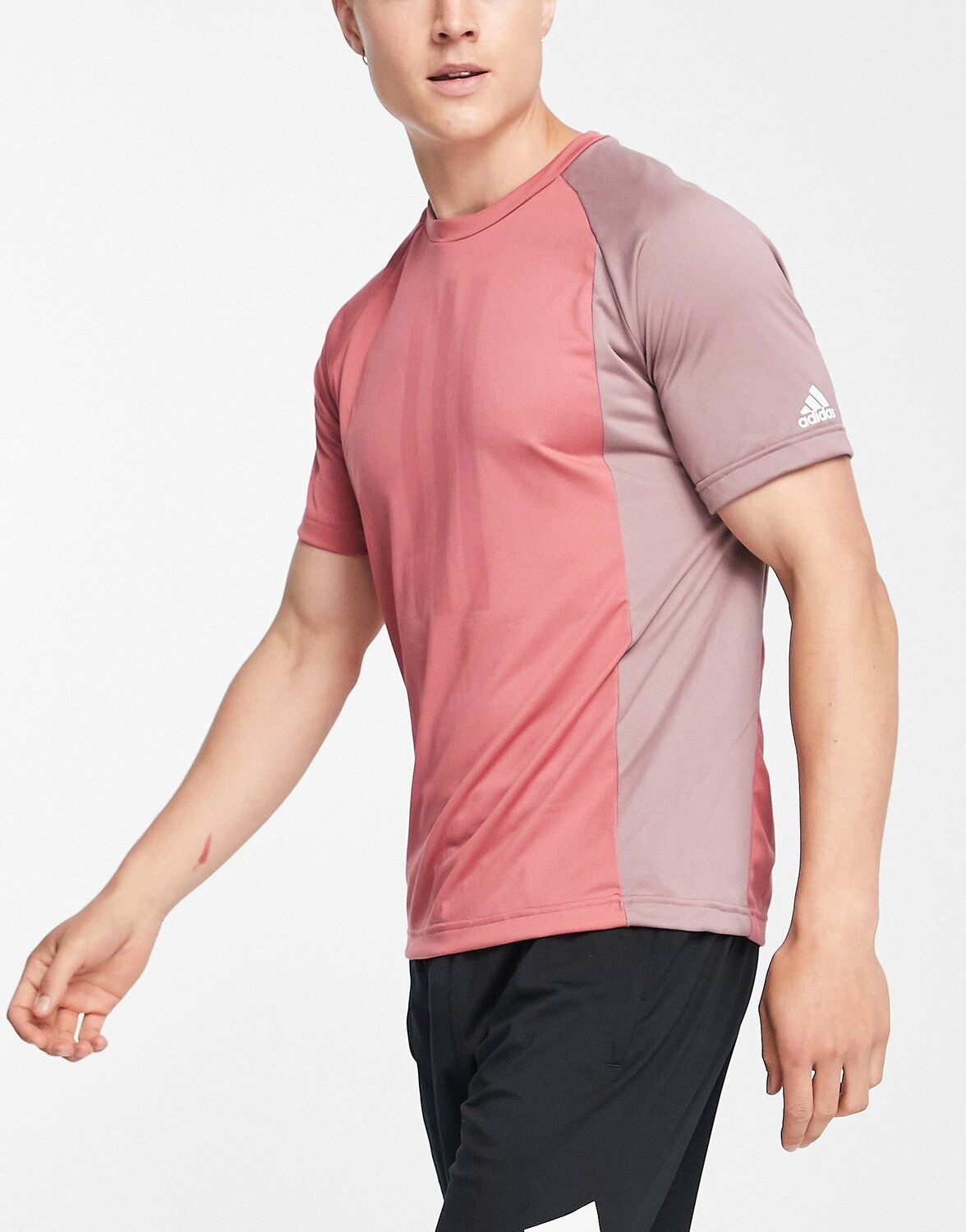 

Красная футболка со вставками в полоску adidas Training Vintage Sports