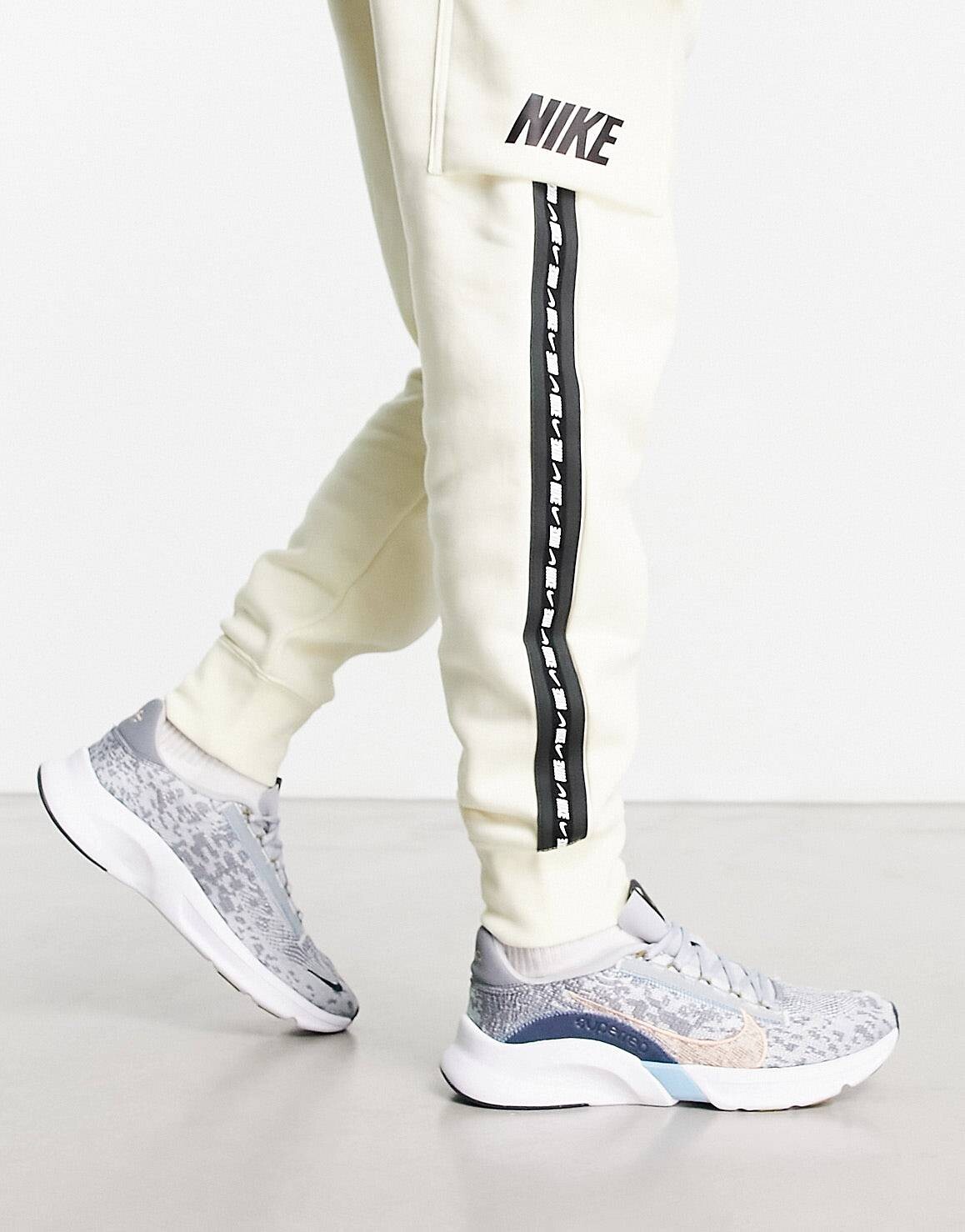 

Серые кроссовки Nike Training SuperRep Go 3