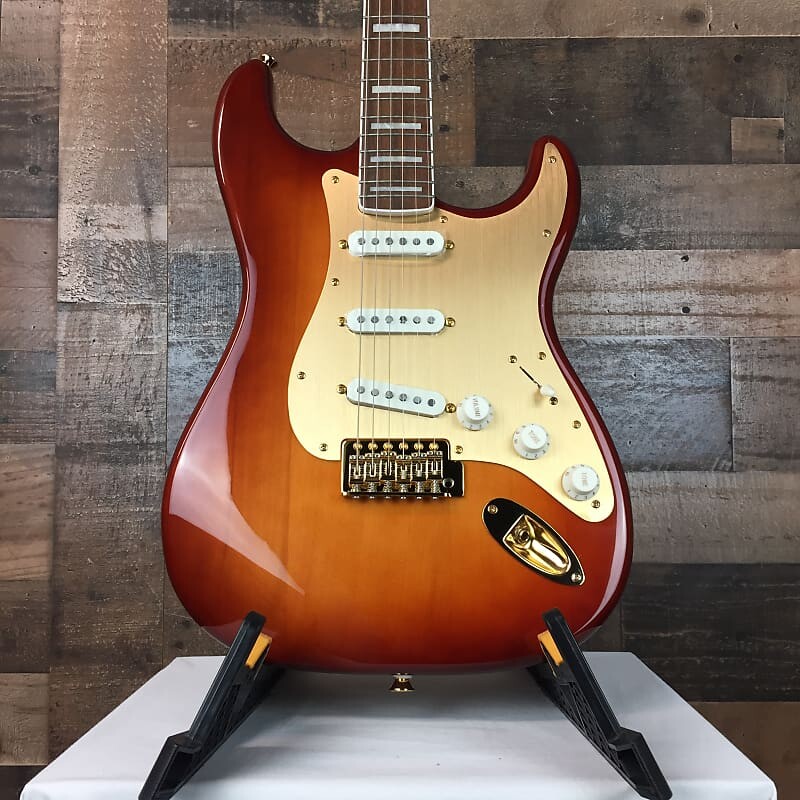 

Гитара Squier 40th Anniversary Gold Edition
