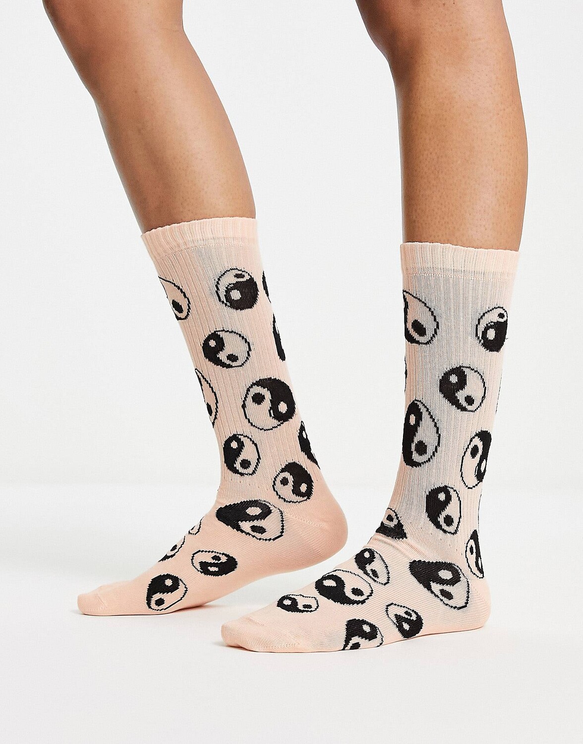

Разноцветные носки ASOS DESIGN с принтом инь и янь