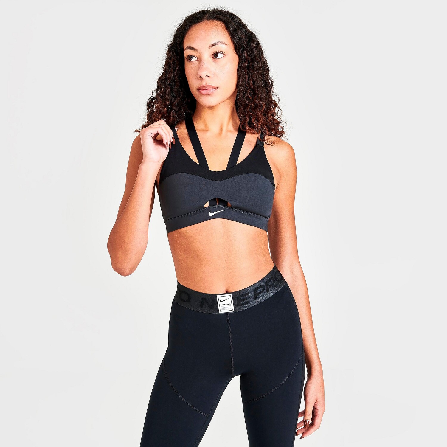 

Женское спортивное бра Nike Dri-FIT Indy Light с подкладкой и вырезами на бретелях, серый