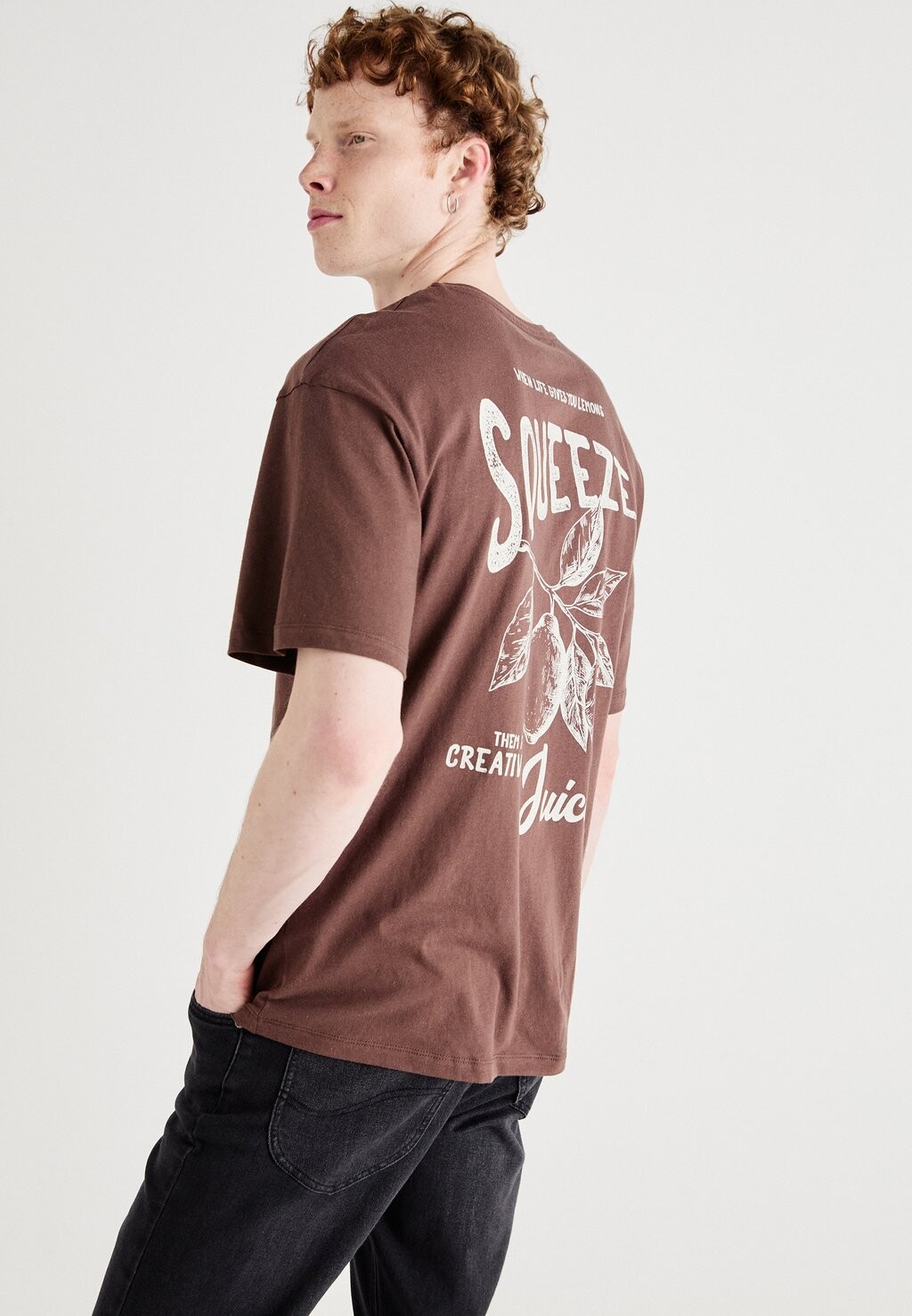 

Принт на футболке JORSQUEEZE TEE CREW NECK Jack & Jones, коричневый