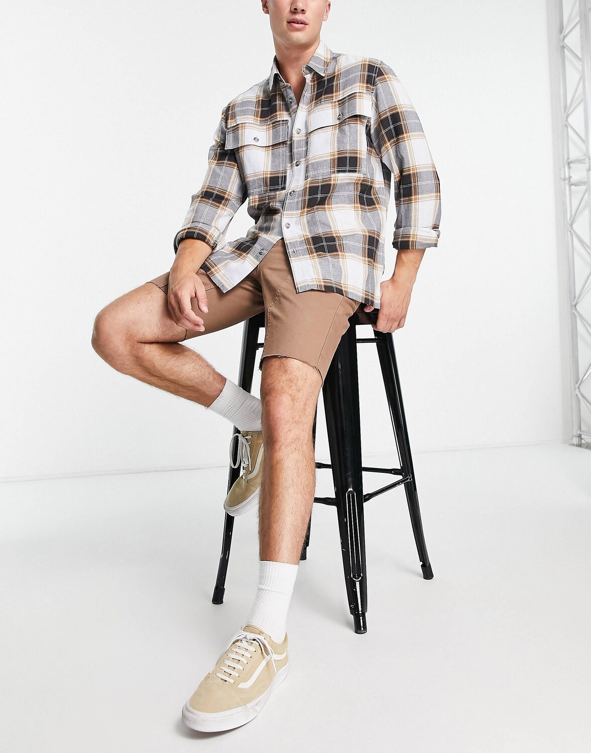 

Коричневые джинсовые шорты облегающего кроя со швами ASOS DESIGN