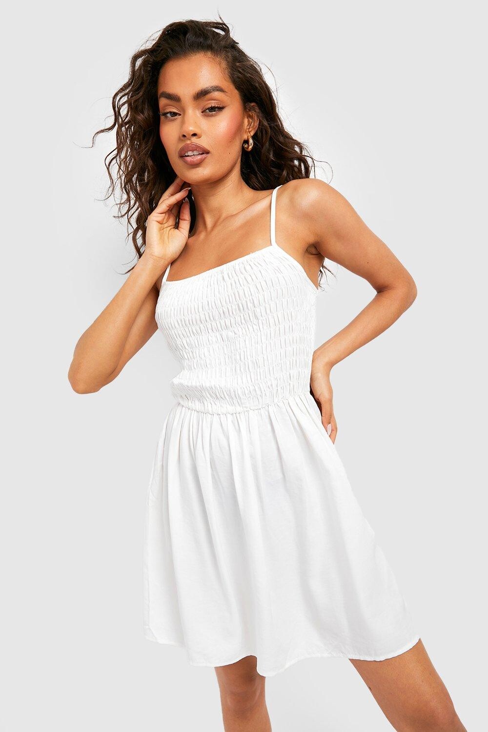 

Мини-платье из шамбре с пригоранным бюстом Boohoo, белый
