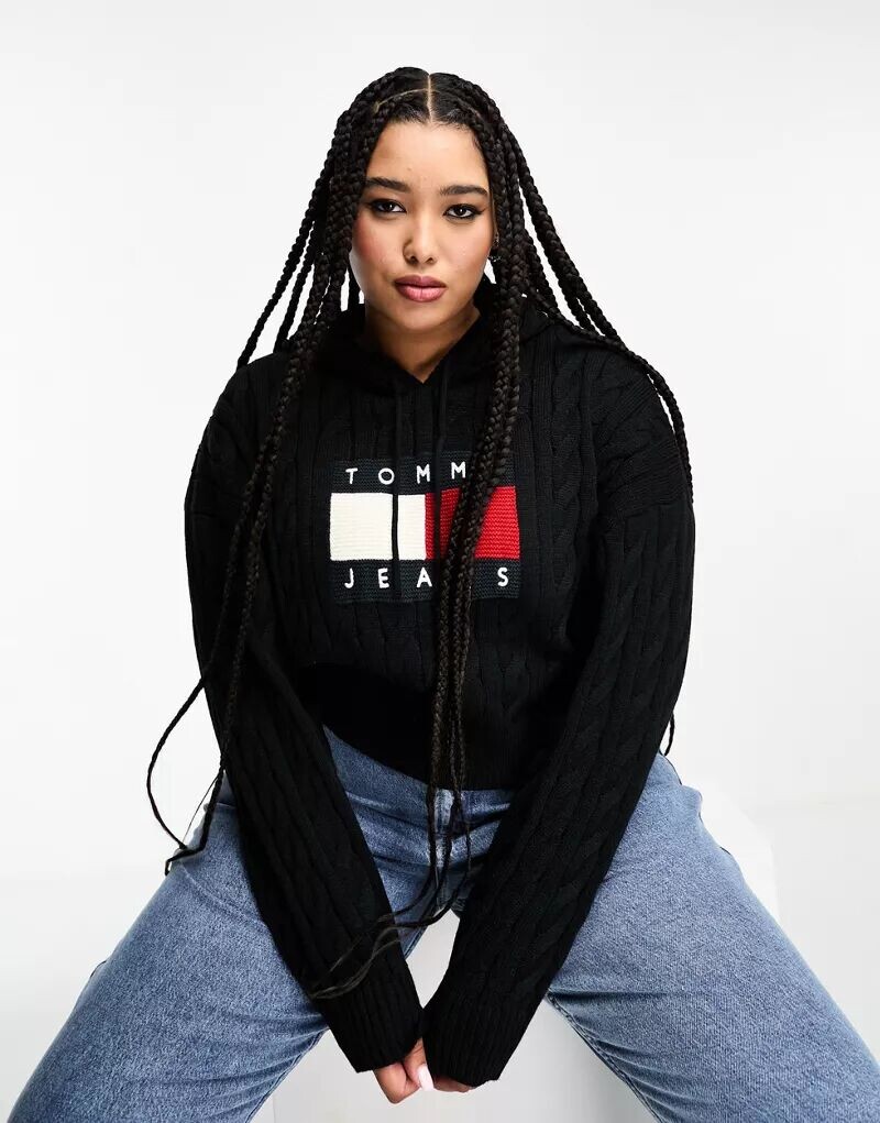 

Черная худи косой вязки Tommy Jeans Plus с логотипом в виде флажка в центре