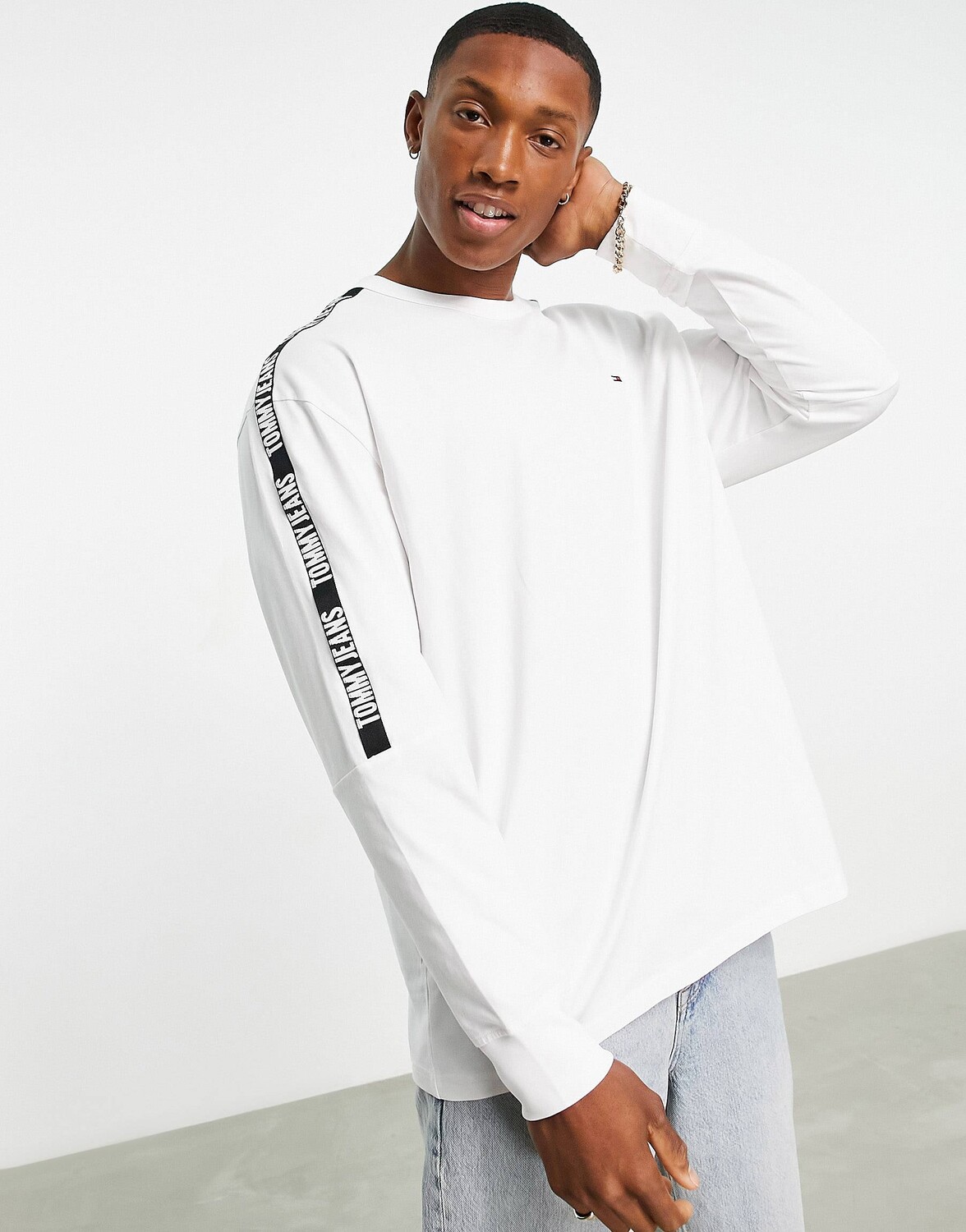 

Белая футболка с длинным рукавом и логотипом Tommy Jeans