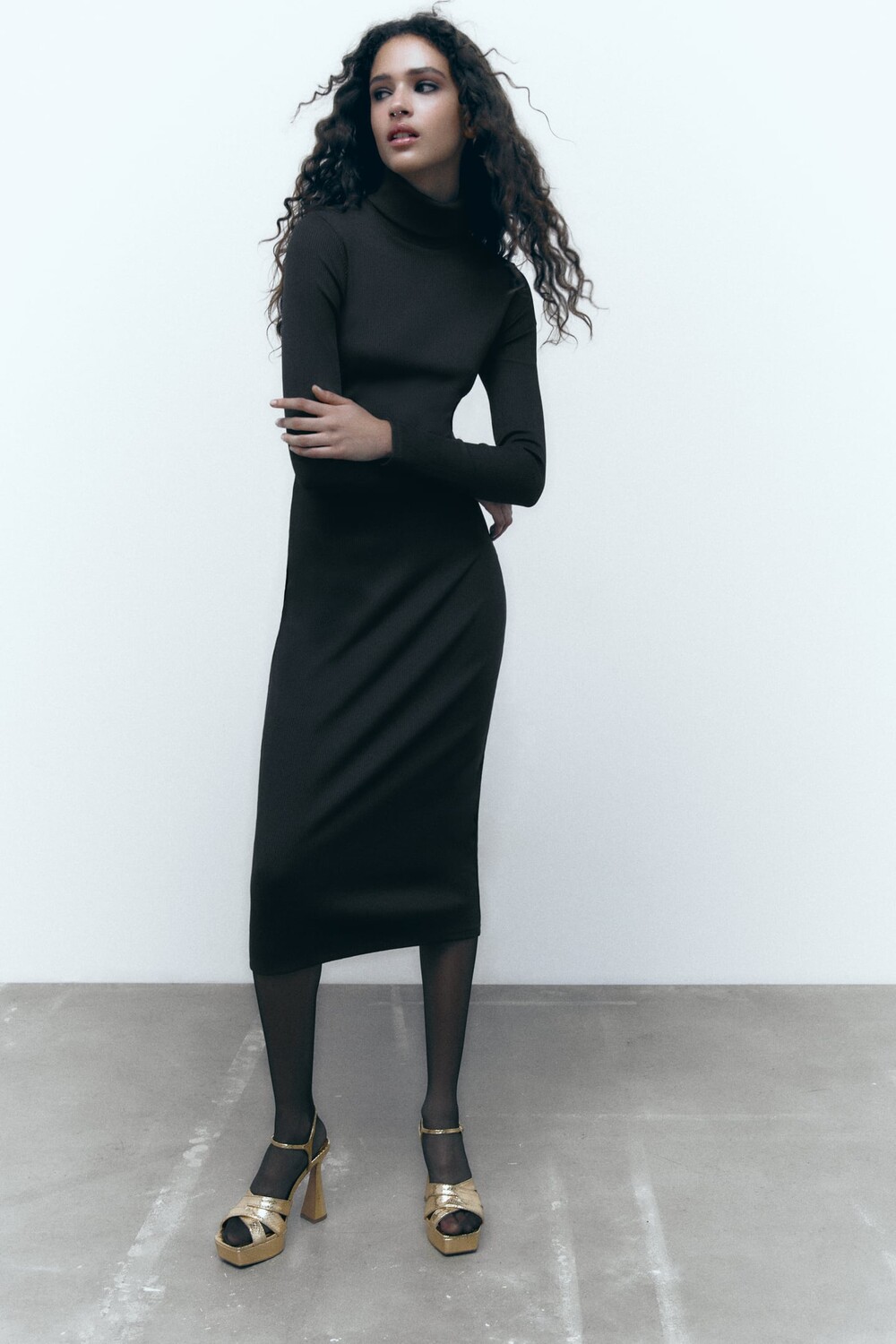 

Платье средней длины ZARA, черный