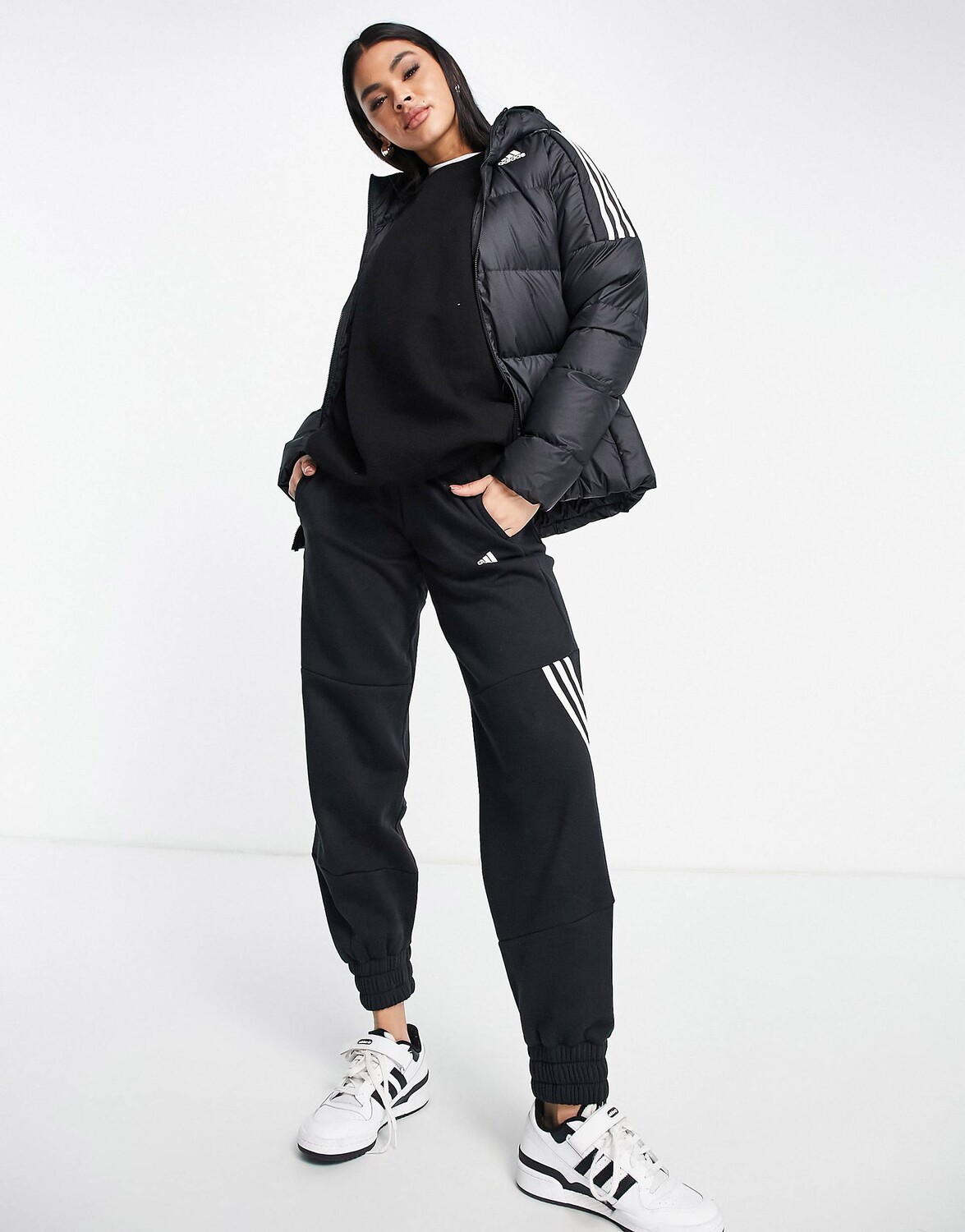 

Черная пуховая куртка с капюшоном и тремя полосками adidas Outdoor, Черный