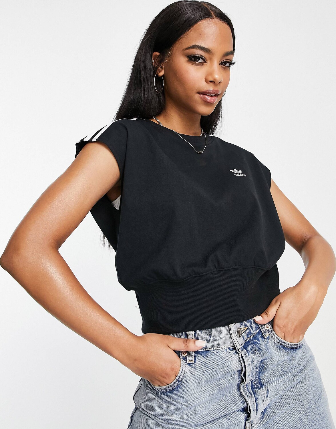 

Черная футболка с глубоким поясом adidas Originals, Черный