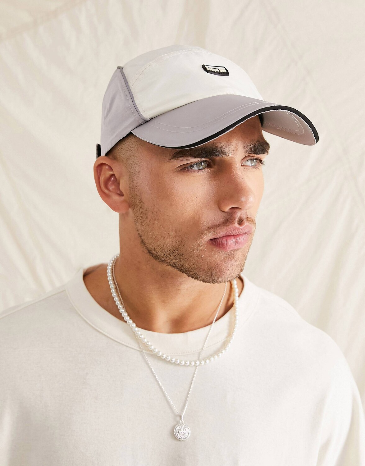 

Бело-серая нейлоновая кепка с пятью панелями ASOS DESIGN с логотипом - IVORY
