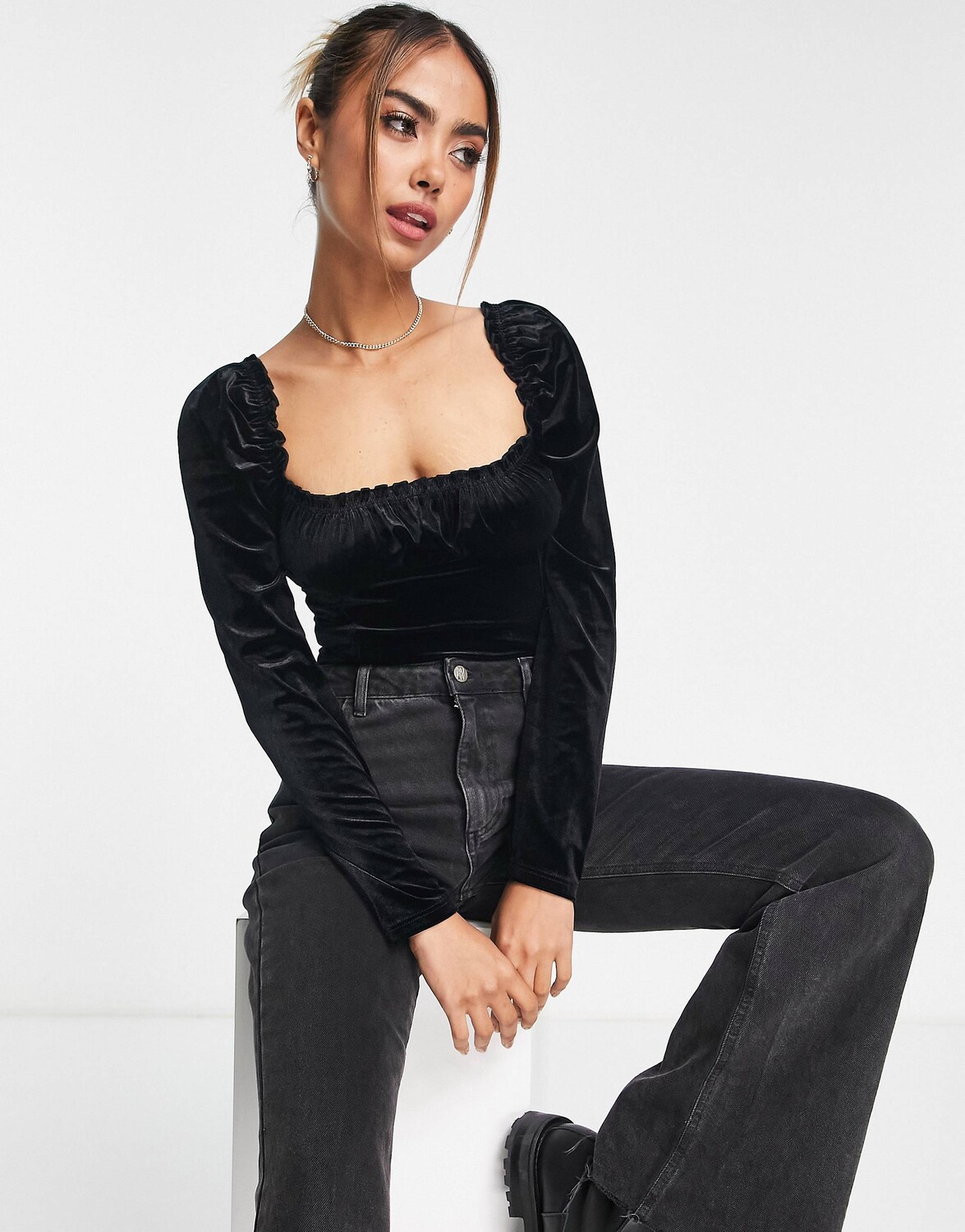 

Черное бархатное боди с молочницей Miss Selfridge
