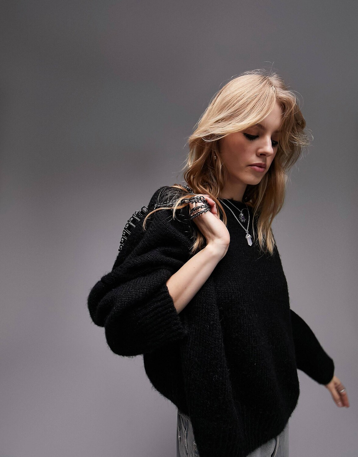 

Черный вязаный джемпер с напуском Topshop