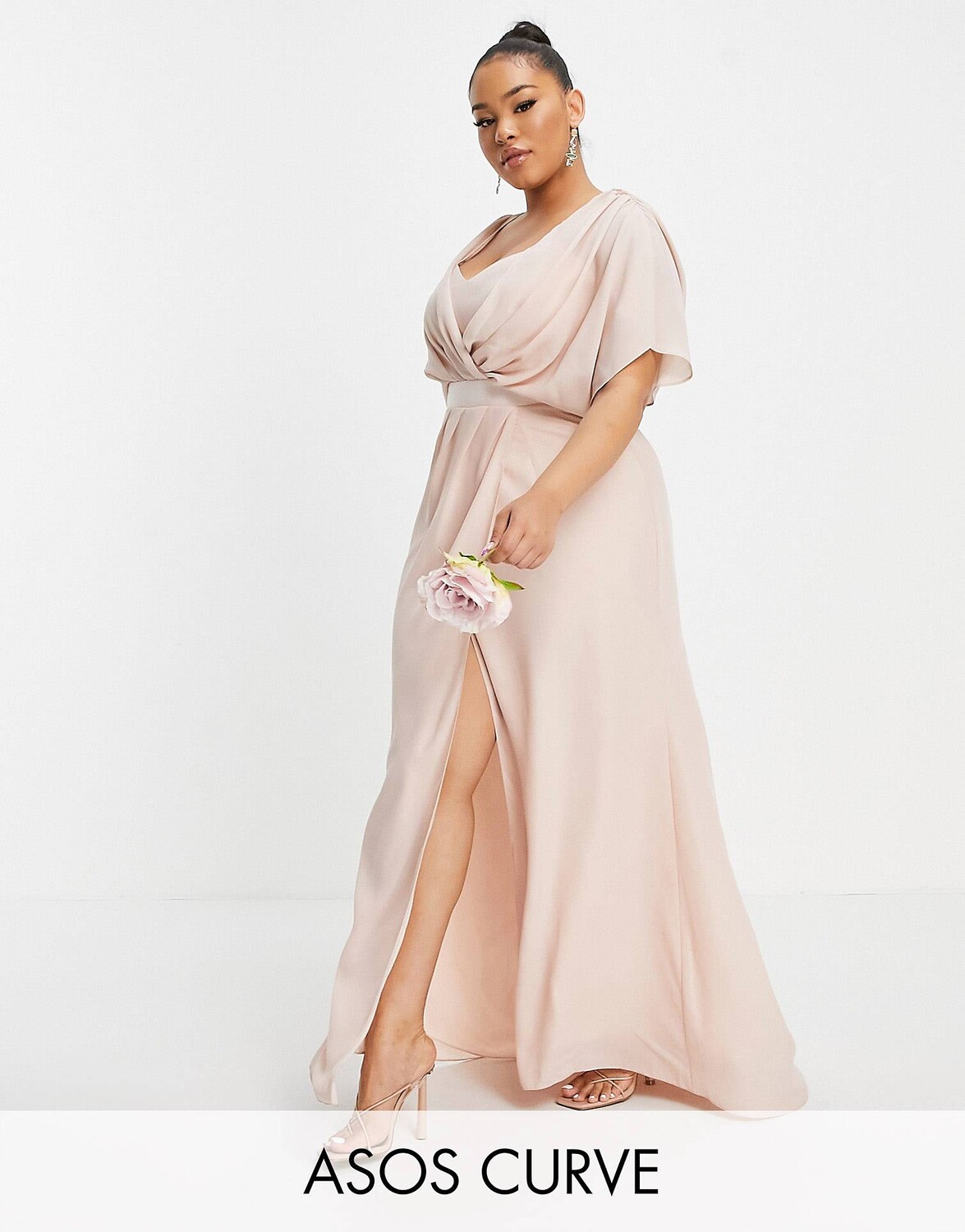 

Платье макси ASOS DESIGN Curve Bridesmaid с короткими рукавами и хомутом спереди и пуговицами сзади