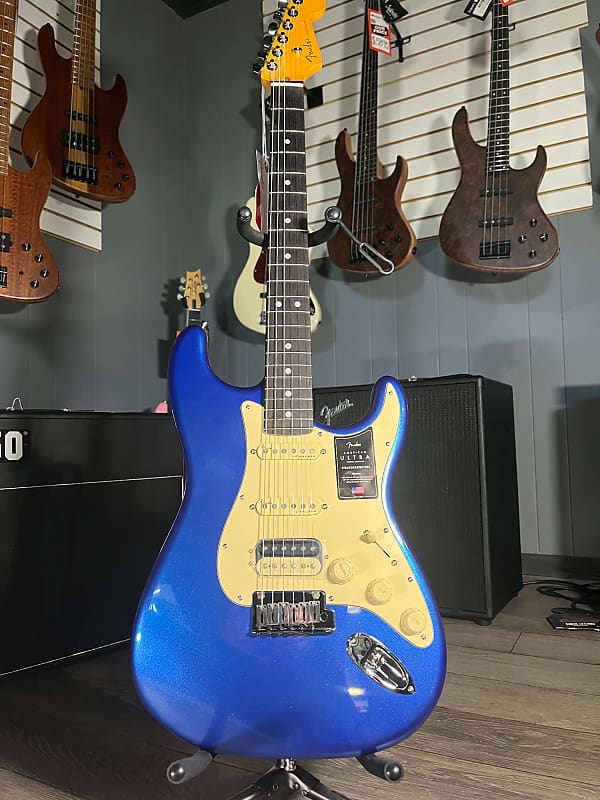 Fender American Ultra Stratocaster HSS Cobra Blue с грифом из палисандра American Ultra Stratocaster HSS with Rosewood Fretboard