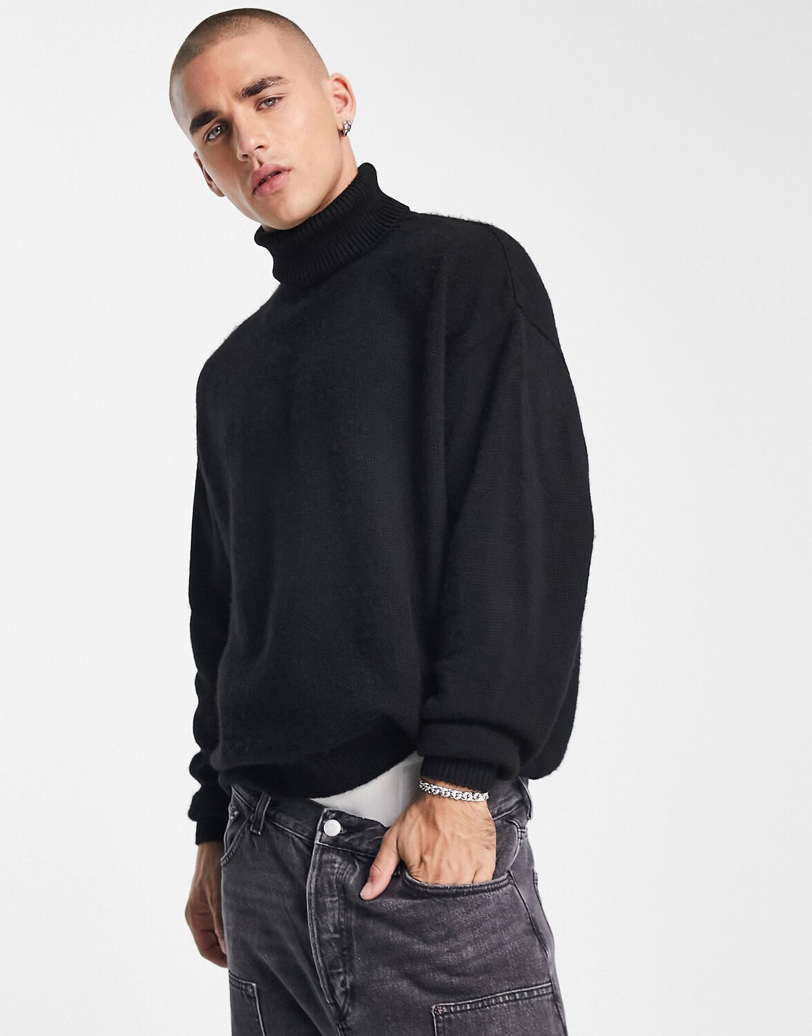 

Черный пушистый вязаный джемпер с высоким воротником ASOS DESIGN