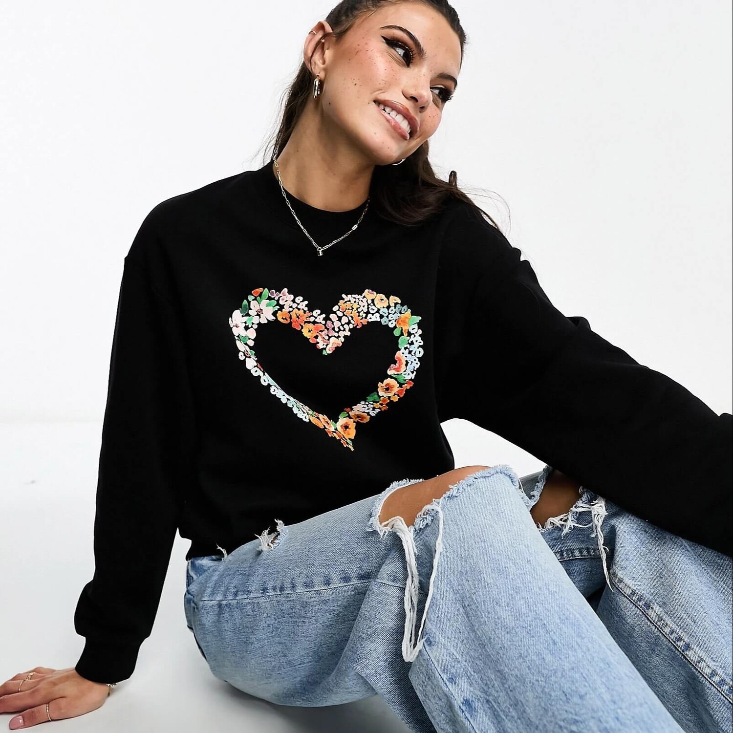

Свитшот Monki Heart Print Round Neck, черный