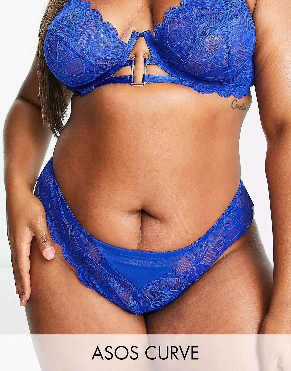 

Кобальтовые кружевные трусы в бразильском стиле с фурнитурой ASOS DESIGN Curve Statement