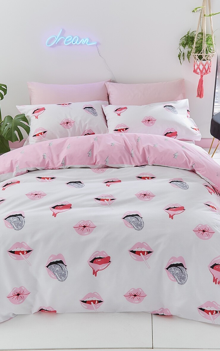 

PrettyLittleThing Комплект пуховых одеял Sassy B Lip Service King