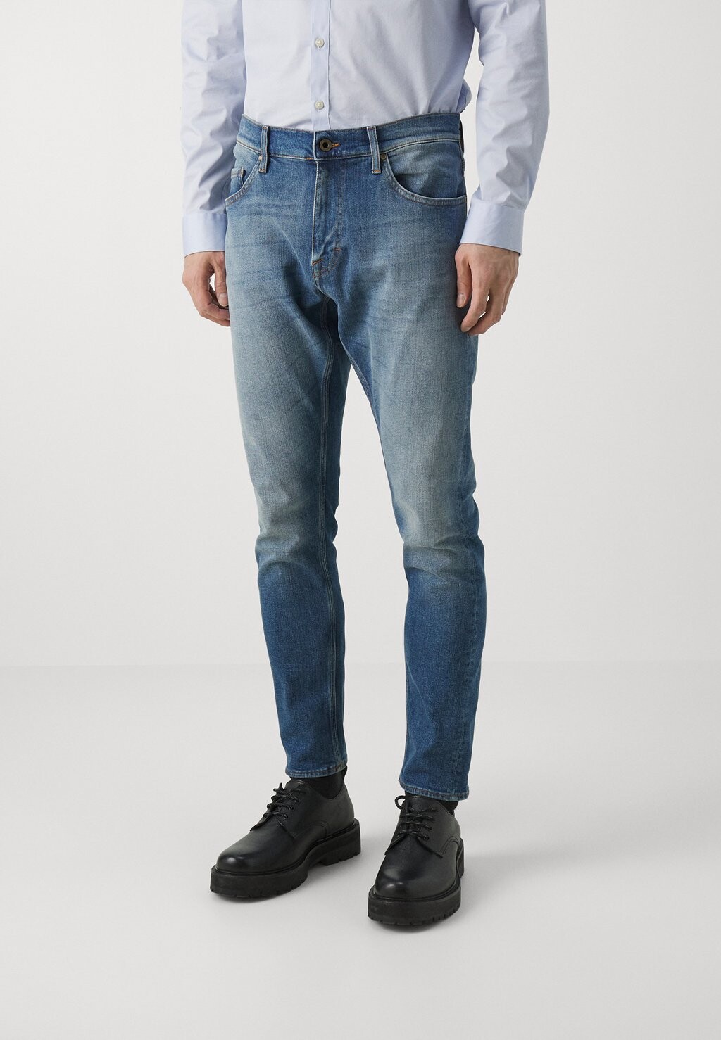 

Джинсы приталенного кроя PISTOLERO Tiger of Sweden, цвет light-blue denim