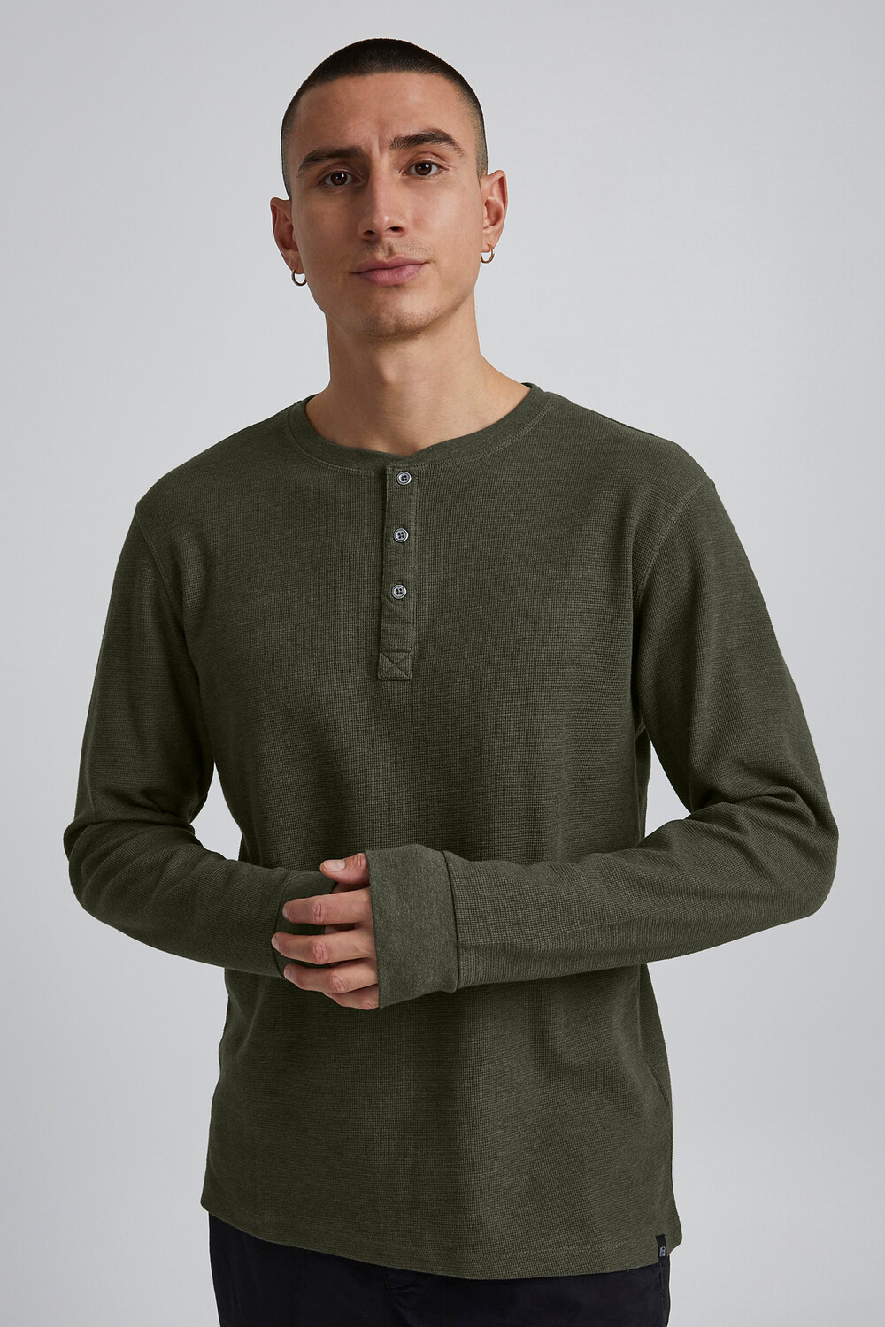 

Лонгслив BLEND Langarm Basic Shirt Grandad Strickpullover mit Knöpfen BHNOBLE, хаки