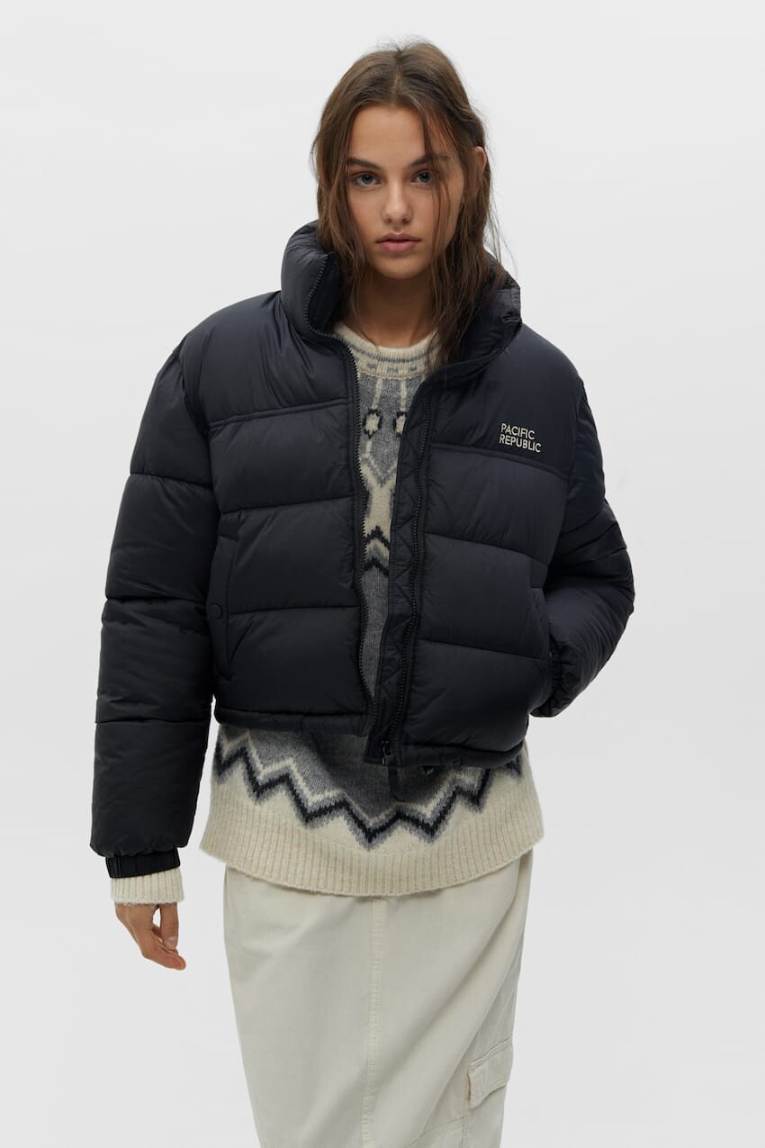 

Короткая пуховая куртка Pull&Bear, черный