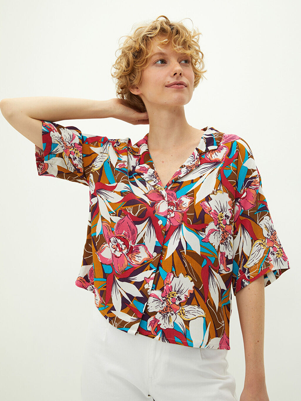 

Женская рубашка из жатой ткани с цветочным воротом и коротким рукавом LCW Casual