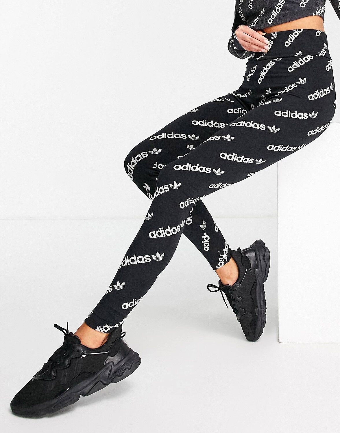 

Черные леггинсы с повторяющимся логотипом adidas Originals 'Logomania', Черный