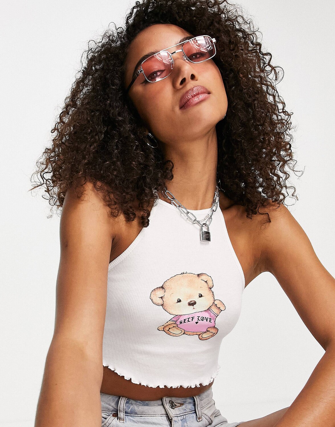 

Топ с лямкой на шее ASOS DESIGN с графическим принтом медведя в стиле ретро и салатовым подолом