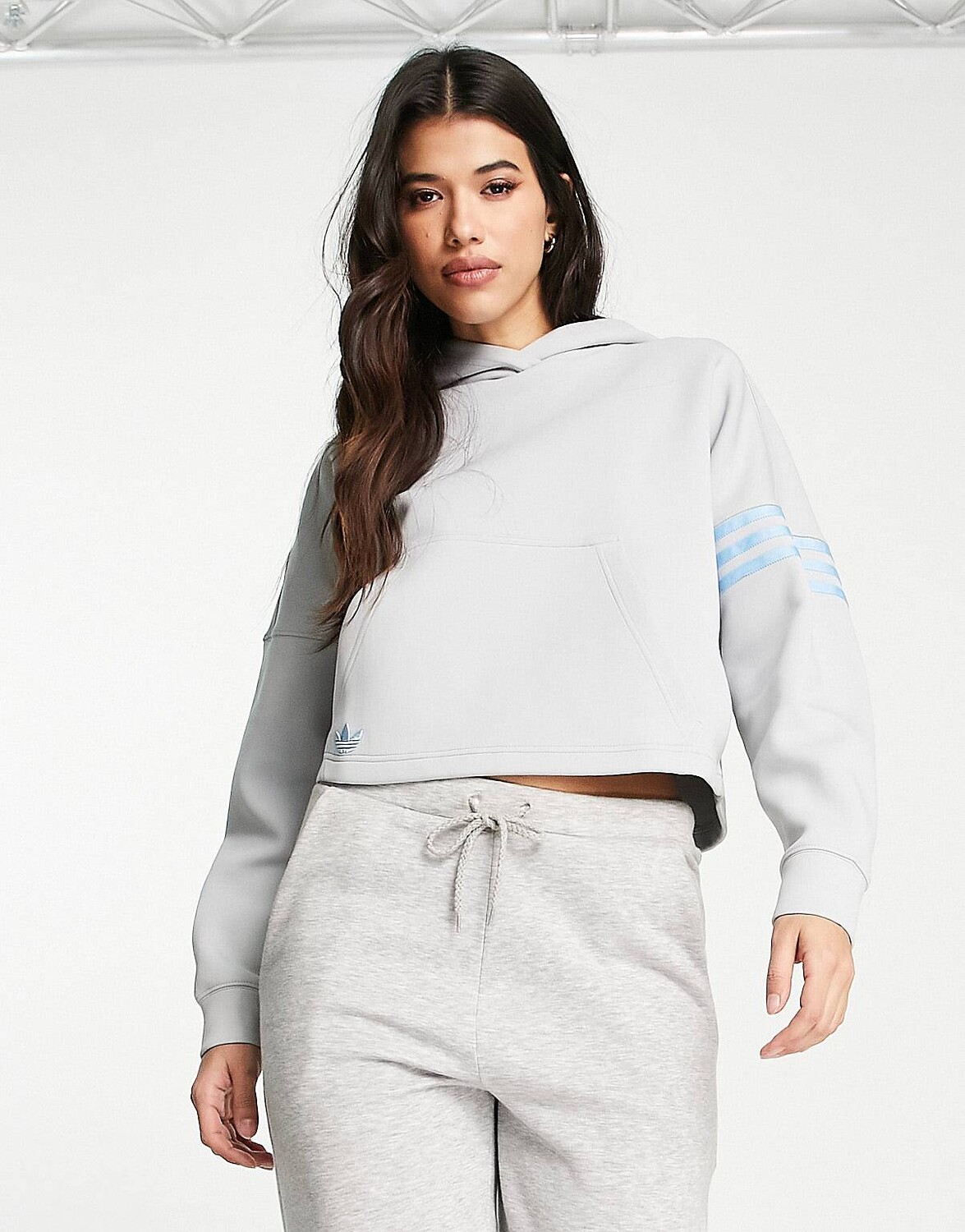 

Серая укороченная худи adidas Originals adicolor