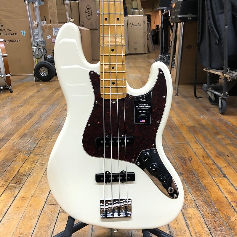 

Fender American Professional II Jazz Bass Olympic White с кленовой накладкой на гриф, жесткий футляр