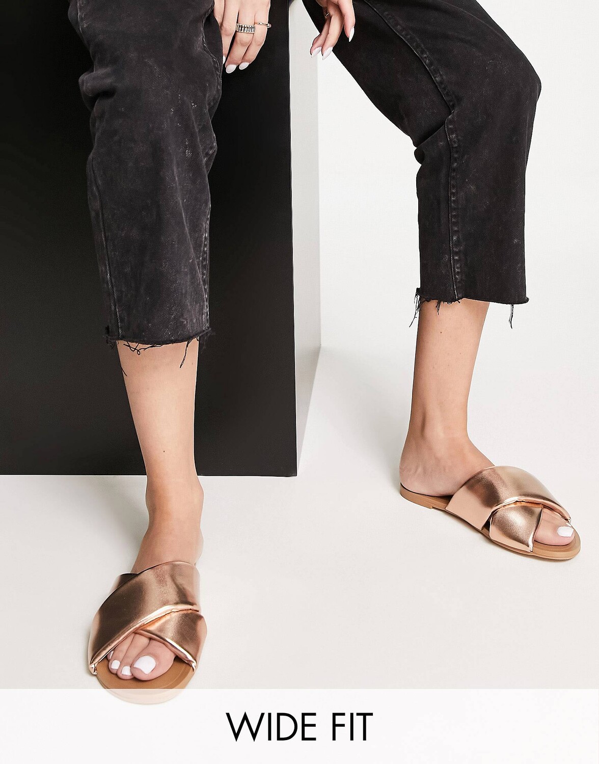 

Утепленные мюли на плоской подошве из флока широкого кроя ASOS DESIGN из розового золота