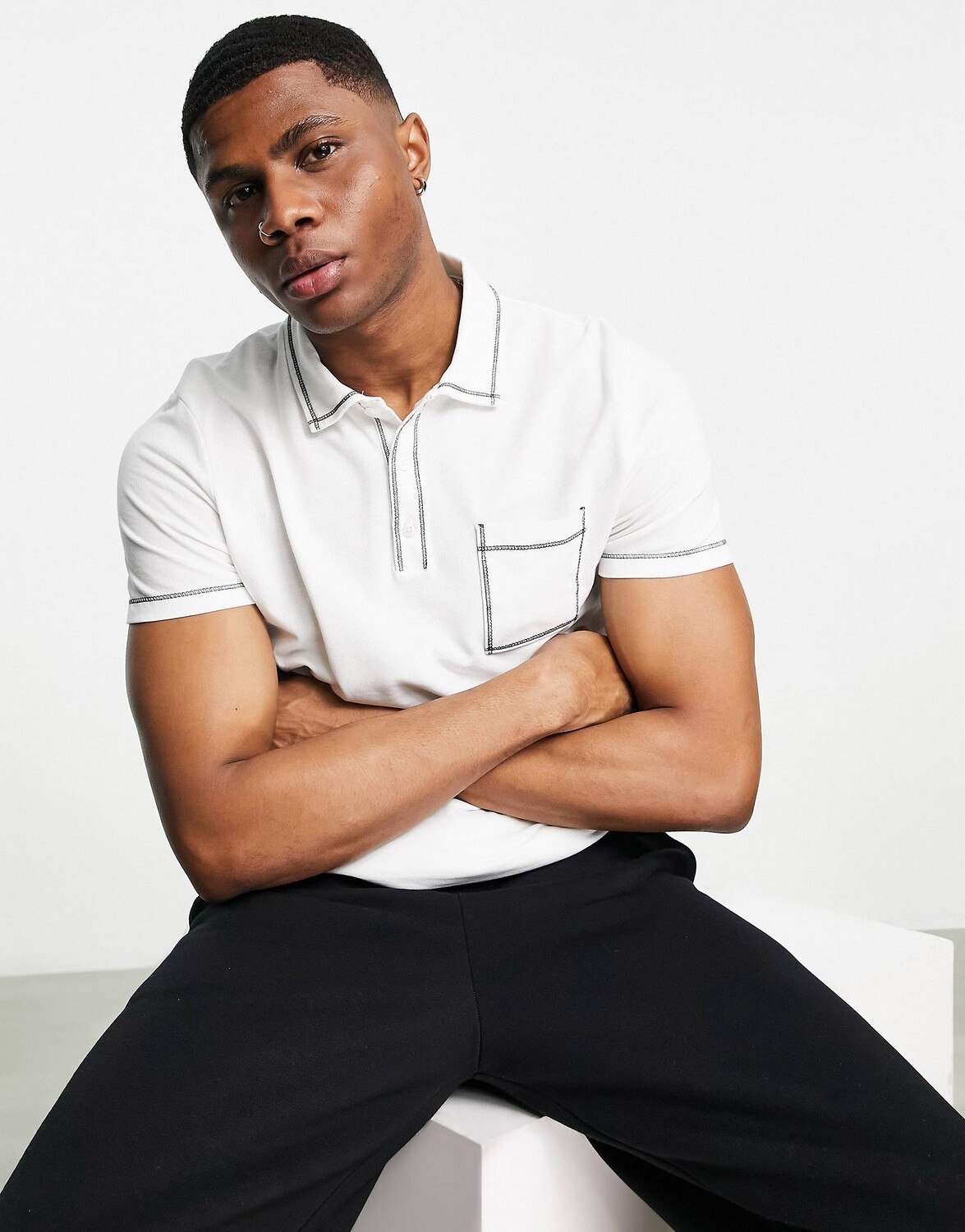 

Белое поло из пике с черной строчкой и карманом ASOS DESIGN