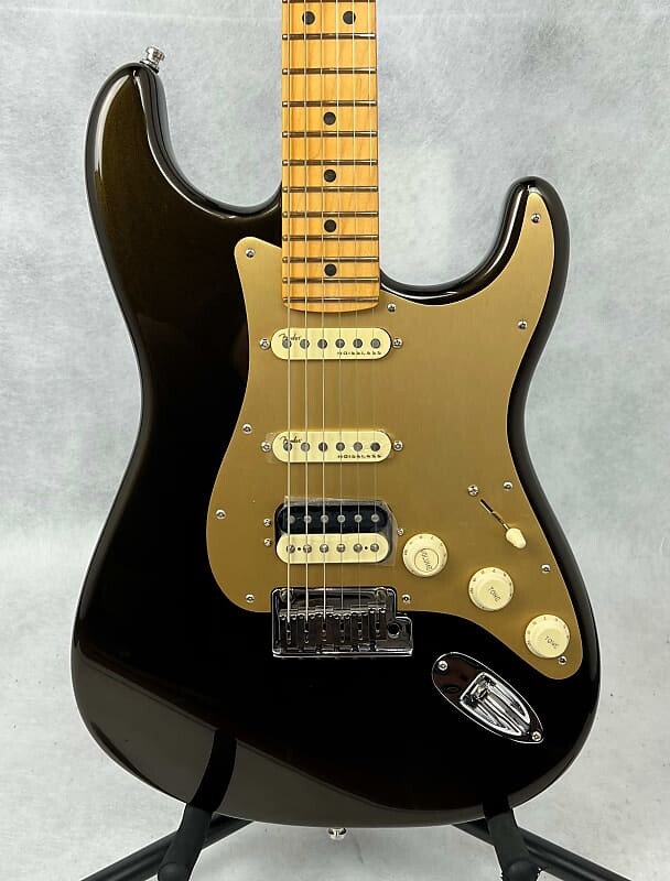 

Fender American Ultra Stratocaster HSS - техасский чай с кленовой накладкой