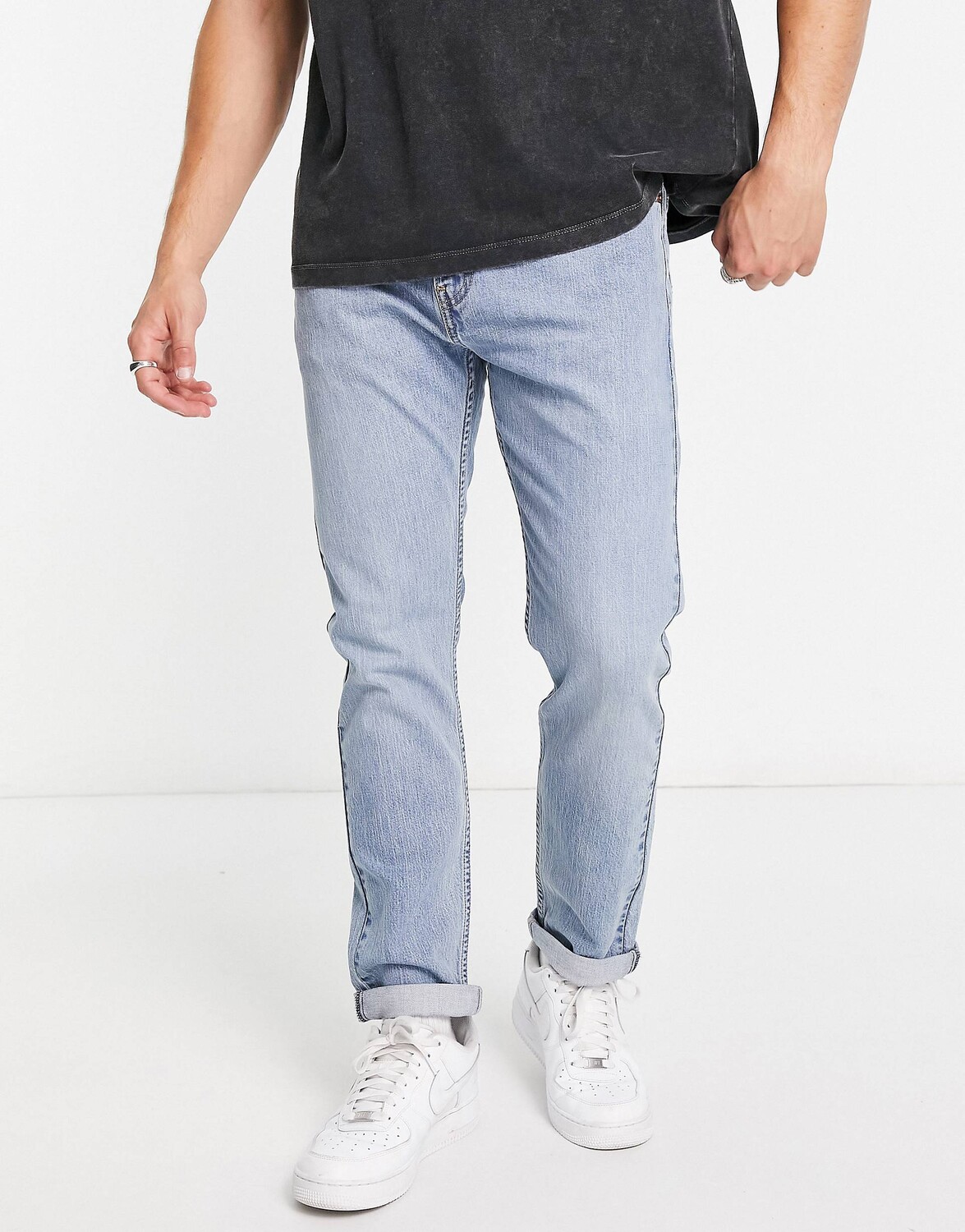 

Голубые зауженные джинсы Levi's 502